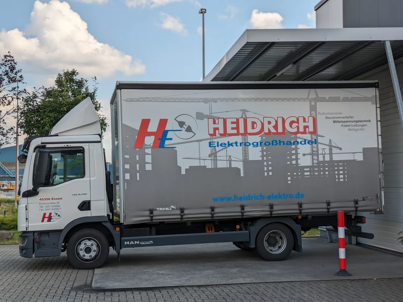 Heidrich-Lkw mit Firmenbeschriftung vor der Zentrale in Essen